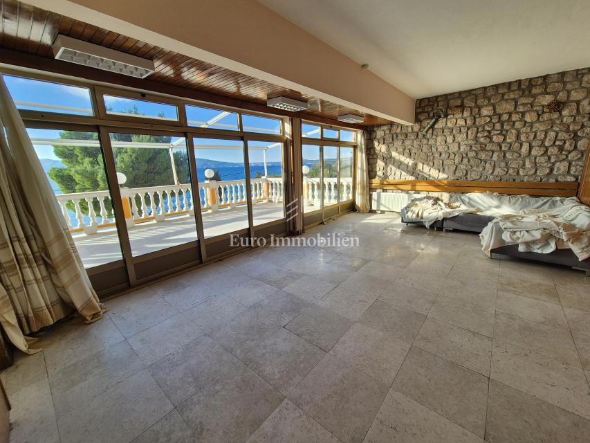 Stanovanjsko-poslovna stavba v prvi vrsti do morja