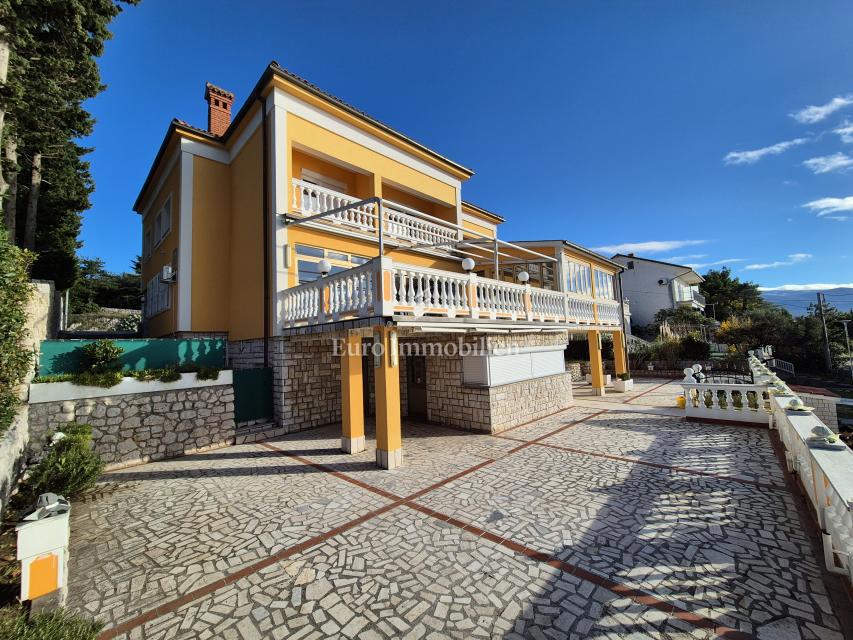 Stanovanjsko-poslovna stavba v prvi vrsti do morja