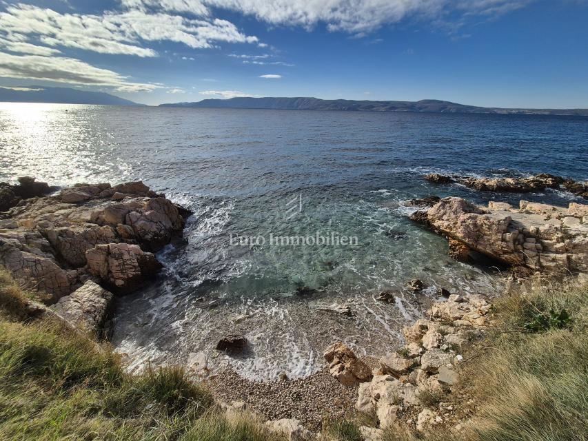 Stanovanjsko-poslovna stavba v prvi vrsti do morja