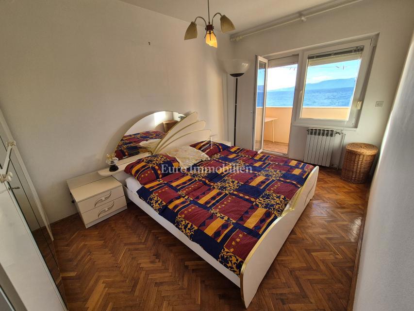 Stanovanjsko-poslovna stavba v prvi vrsti do morja