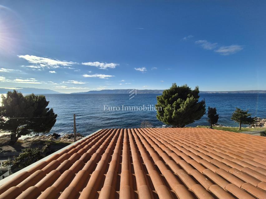 Stanovanjsko-poslovna stavba v prvi vrsti do morja