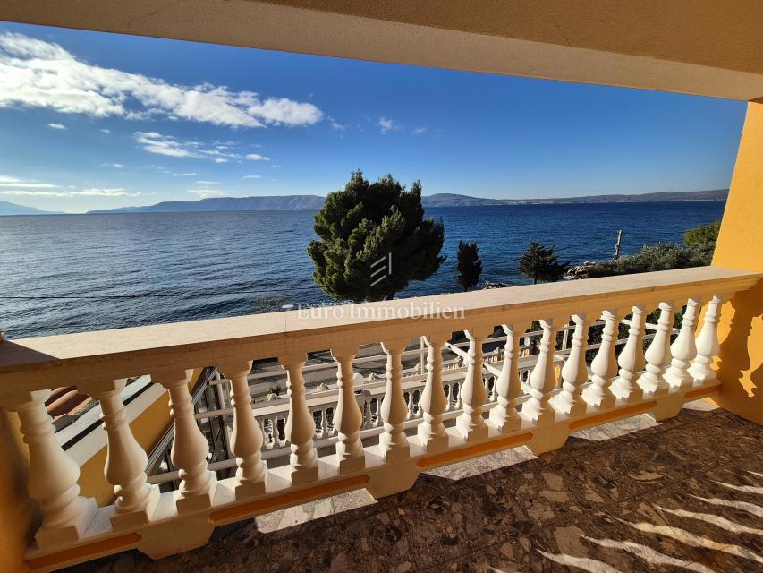 Stanovanjsko-poslovna stavba v prvi vrsti do morja