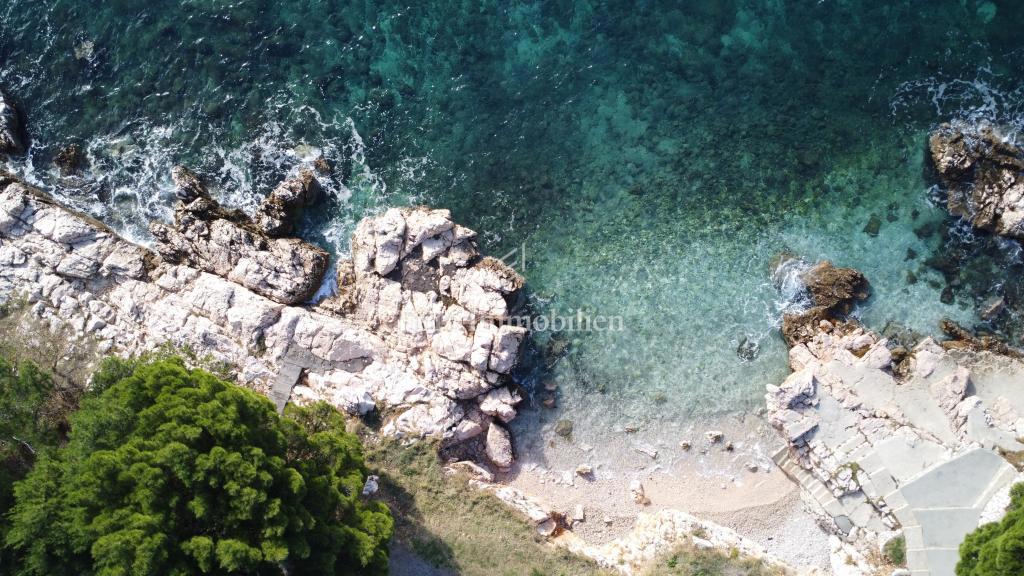 Stanovanjsko-poslovna stavba v prvi vrsti do morja