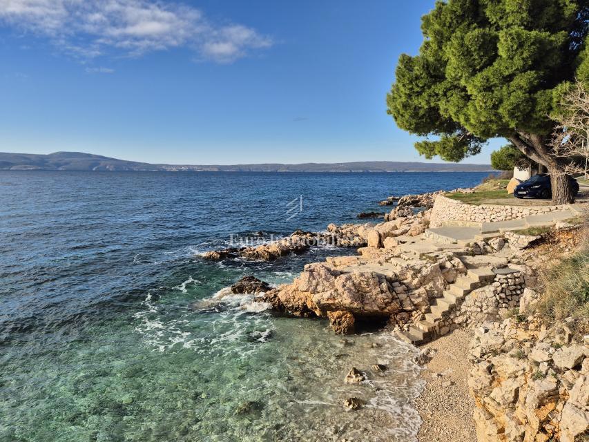 Stanovanjsko-poslovna stavba v prvi vrsti do morja