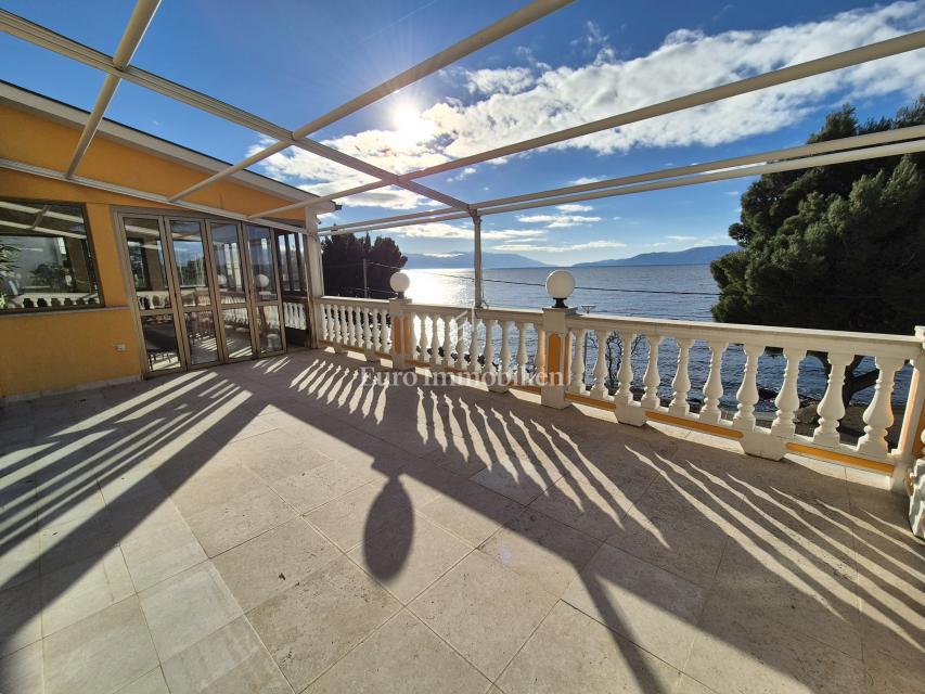 Stanovanjsko-poslovna stavba v prvi vrsti do morja