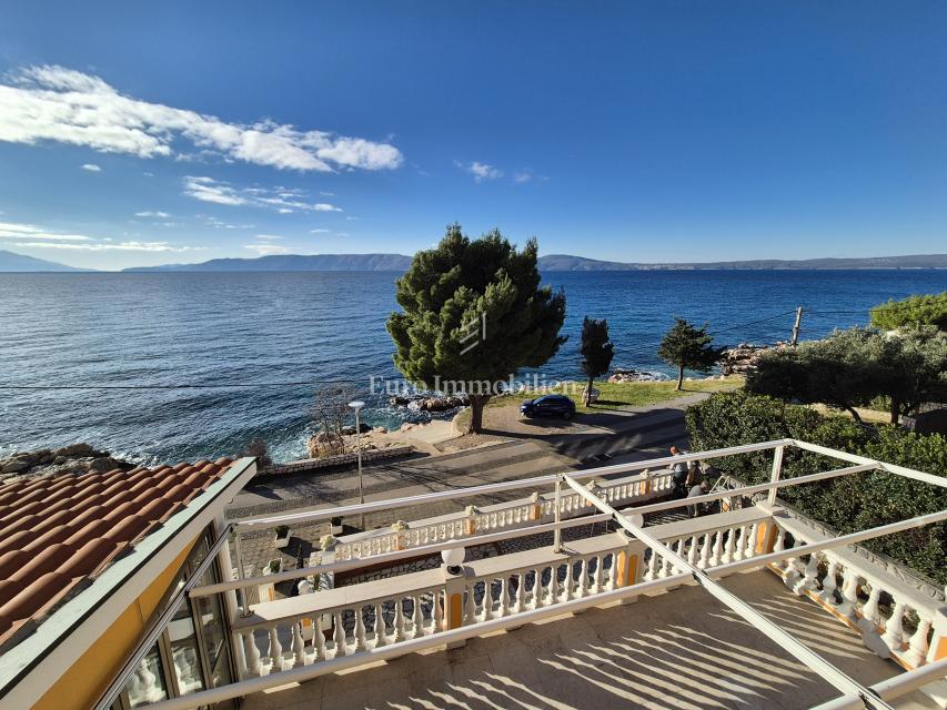 Stanovanjsko-poslovna stavba v prvi vrsti do morja