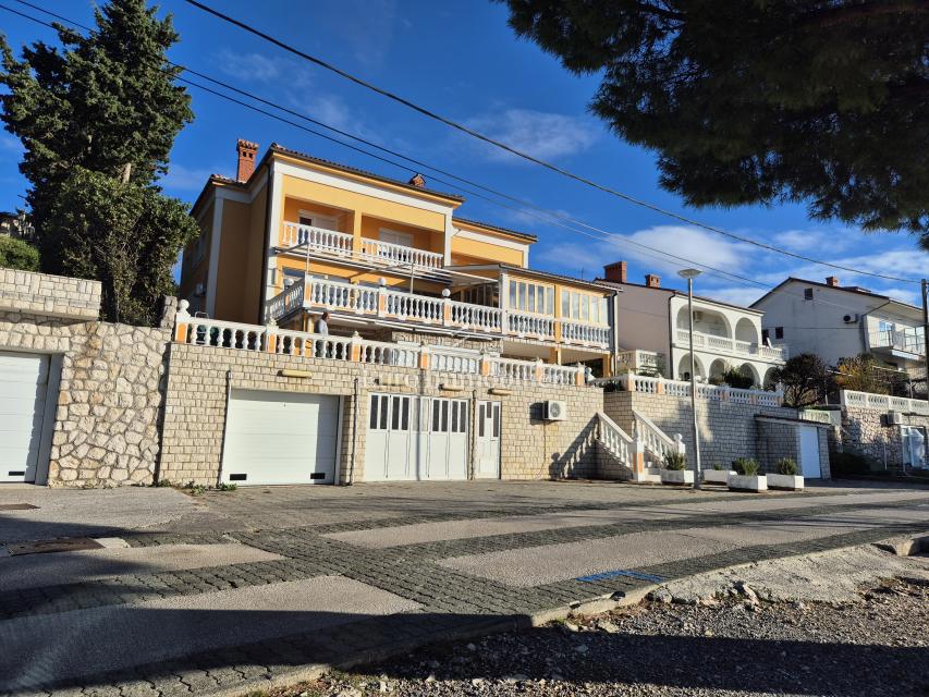 Stanovanjsko-poslovna stavba v prvi vrsti do morja