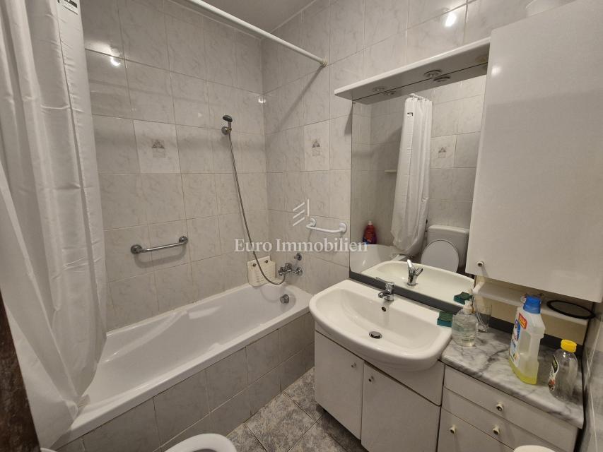 Stanovanjsko-poslovna stavba v prvi vrsti do morja