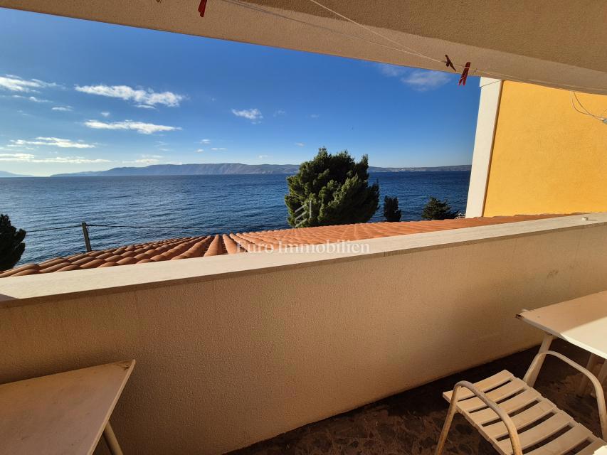 Stanovanjsko-poslovna stavba v prvi vrsti do morja