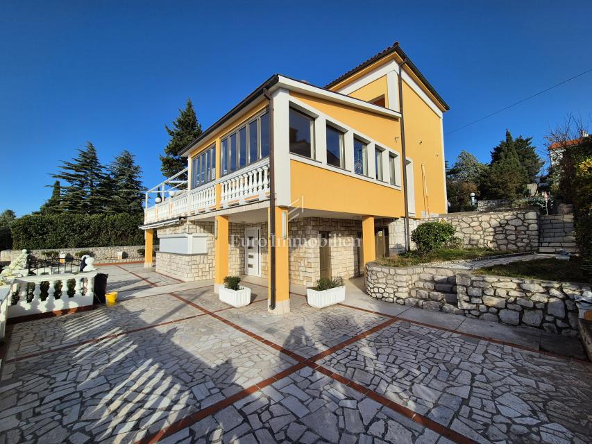 Stanovanjsko-poslovna stavba v prvi vrsti do morja