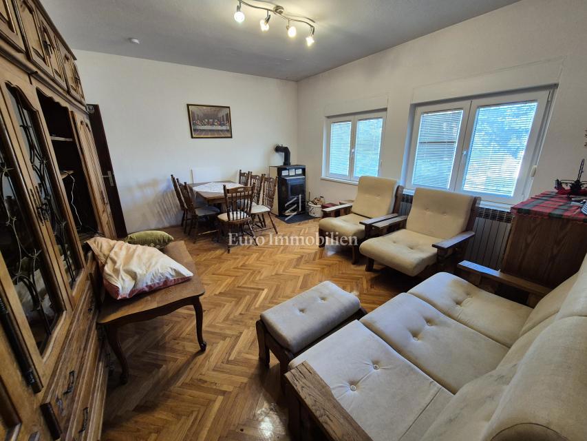 Stanovanjsko-poslovna stavba v prvi vrsti do morja