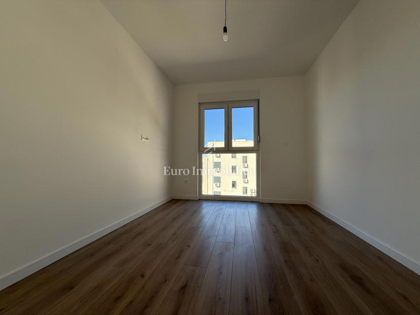 Makarska - dvosobno stanovanje v novogradnji s pogledom na morje