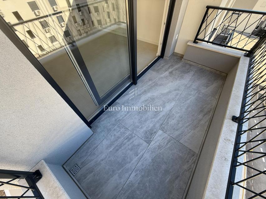 Makarska - dvosobno stanovanje v novogradnji s pogledom na morje