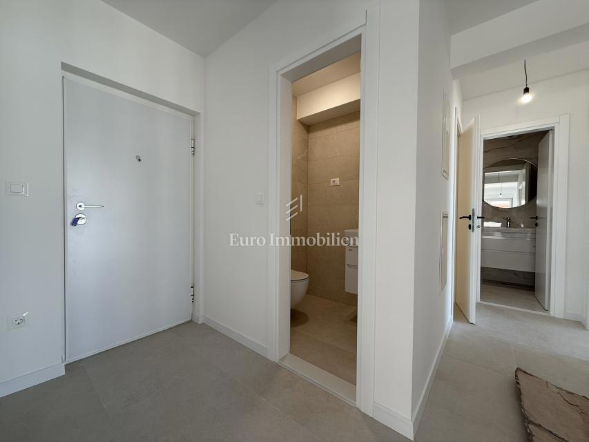 Makarska - dvosobno stanovanje v novogradnji s pogledom na morje