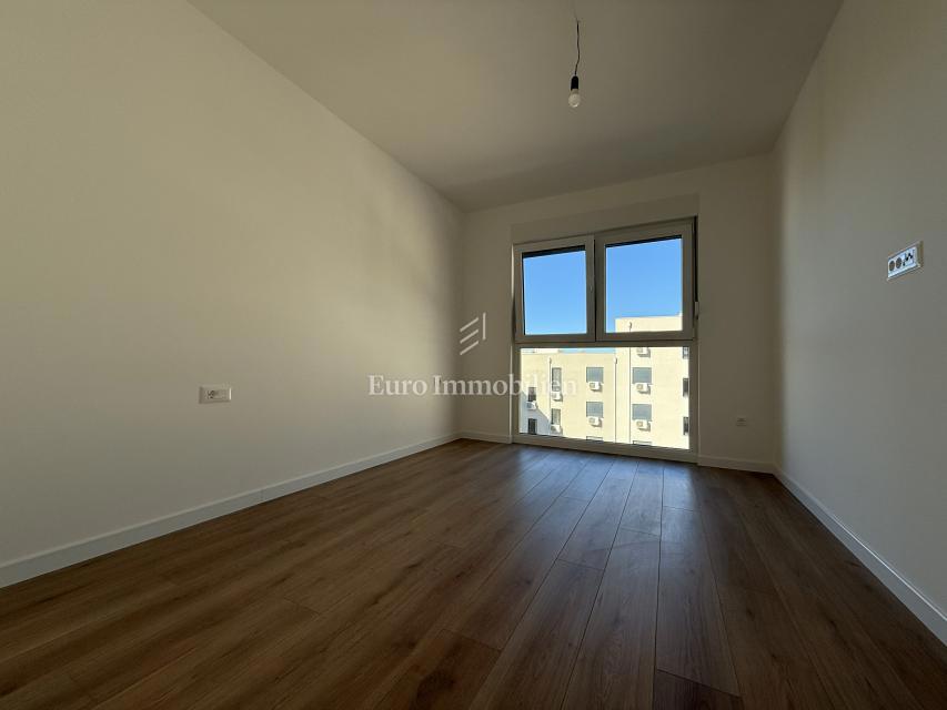 Makarska - dvosobno stanovanje v novogradnji s pogledom na morje