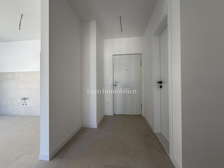 Makarska - dvosobno stanovanje v novogradnji s pogledom na morje