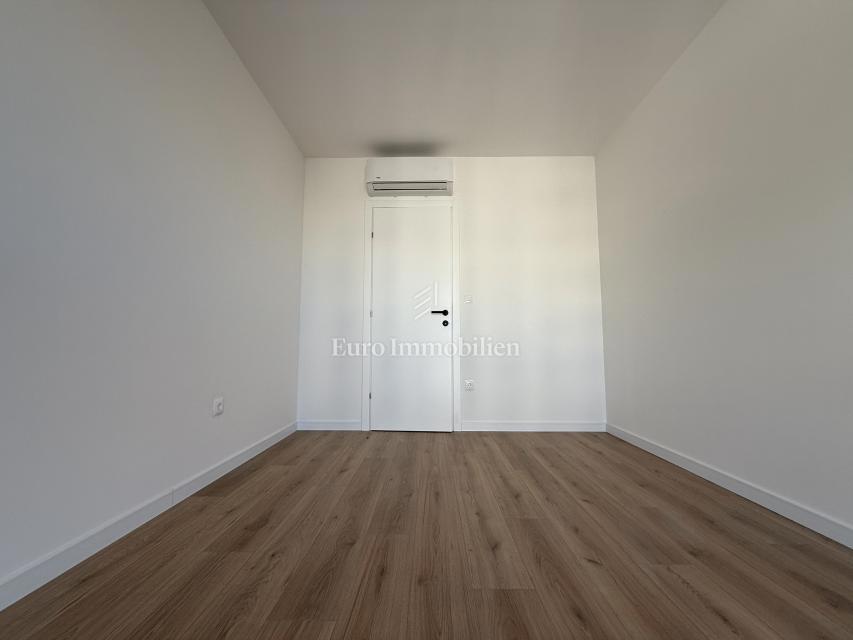 Makarska - dvosobno stanovanje v novogradnji s pogledom na morje