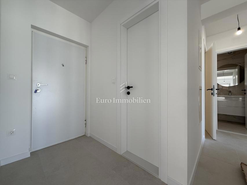 Makarska - dvosobno stanovanje v novogradnji s pogledom na morje