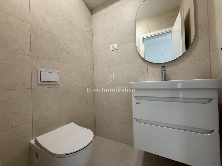 Makarska - dvosobno stanovanje v novogradnji s pogledom na morje