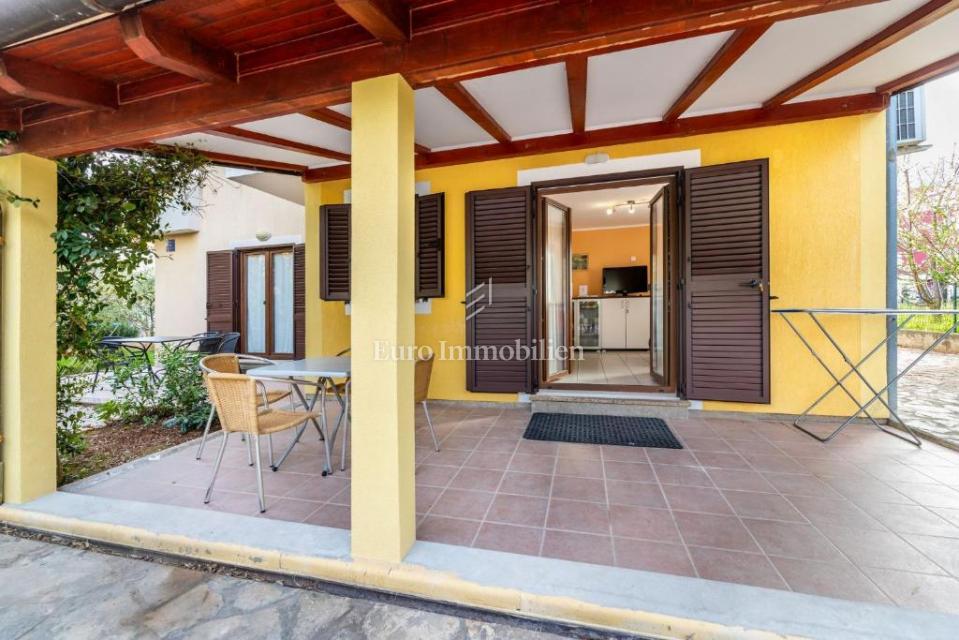 Prostorno stanovanje v pritličju z urejenim vrtom