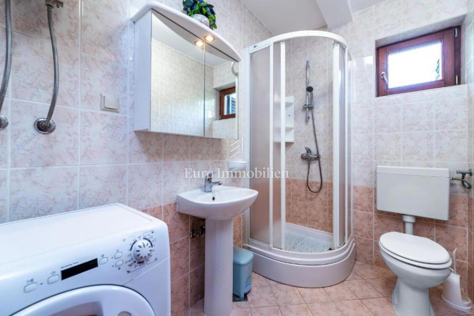 Prostorno stanovanje v pritličju z urejenim vrtom