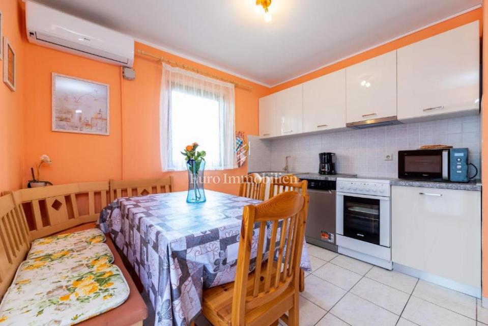 Prostorno stanovanje v pritličju z urejenim vrtom