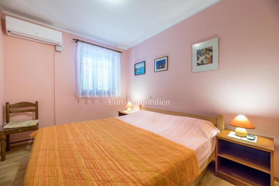 Prostorno stanovanje v pritličju z urejenim vrtom