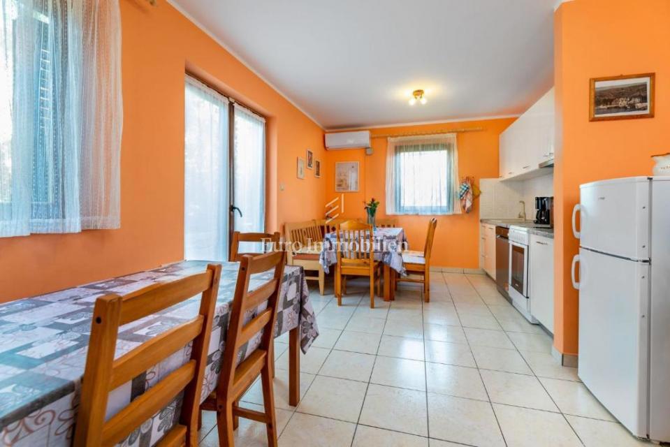 Prostorno stanovanje v pritličju z urejenim vrtom