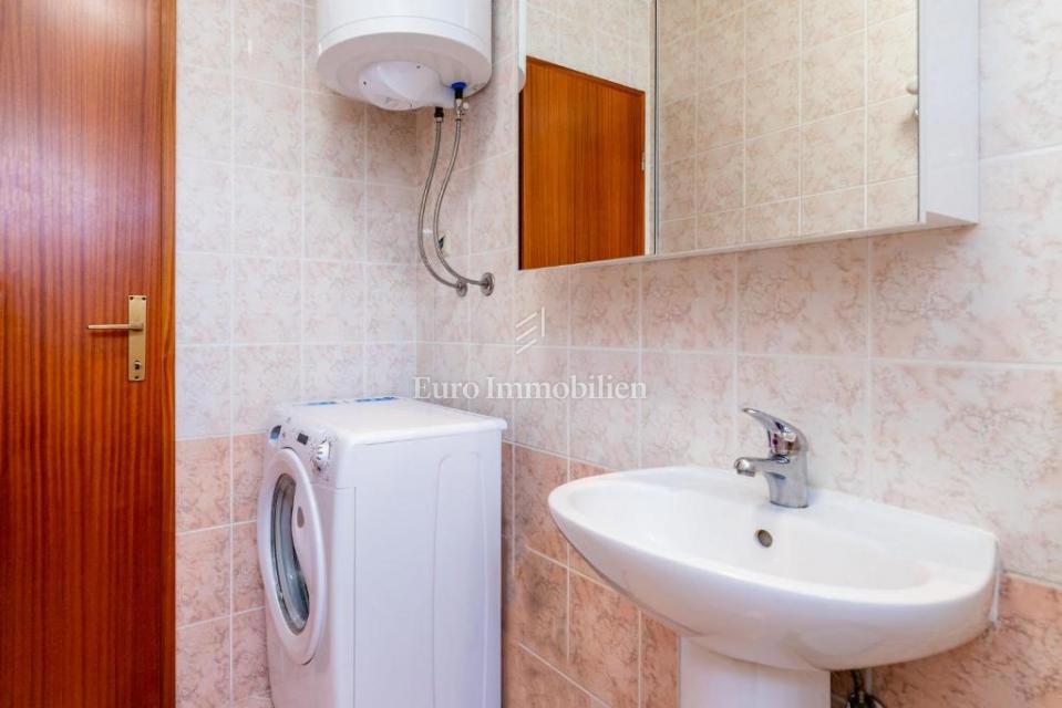 Prostorno stanovanje v pritličju z urejenim vrtom