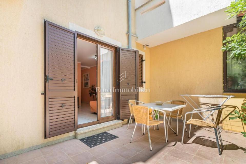 Prostorno stanovanje v pritličju z urejenim vrtom