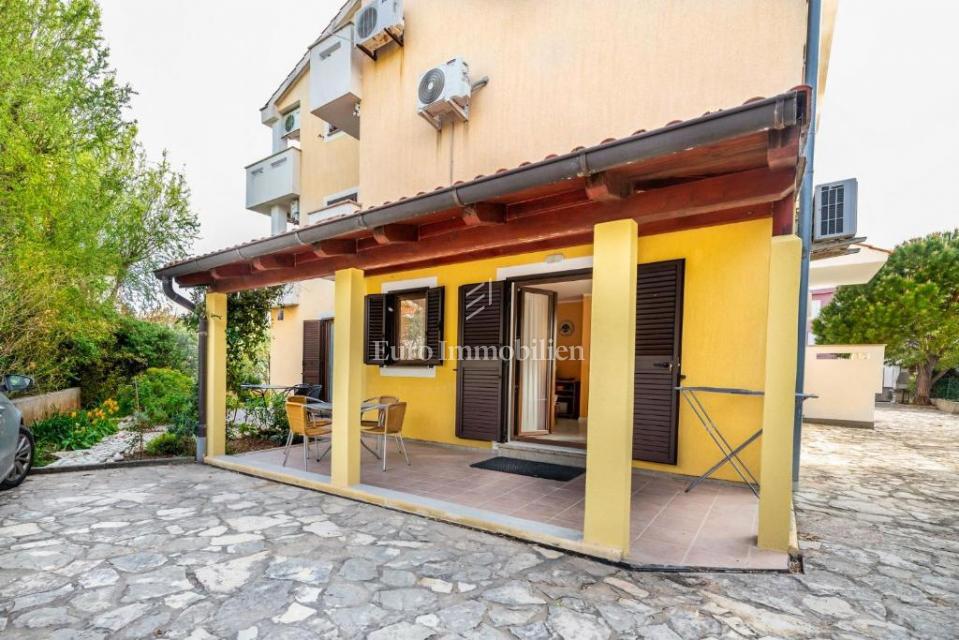 Prostorno stanovanje v pritličju z urejenim vrtom