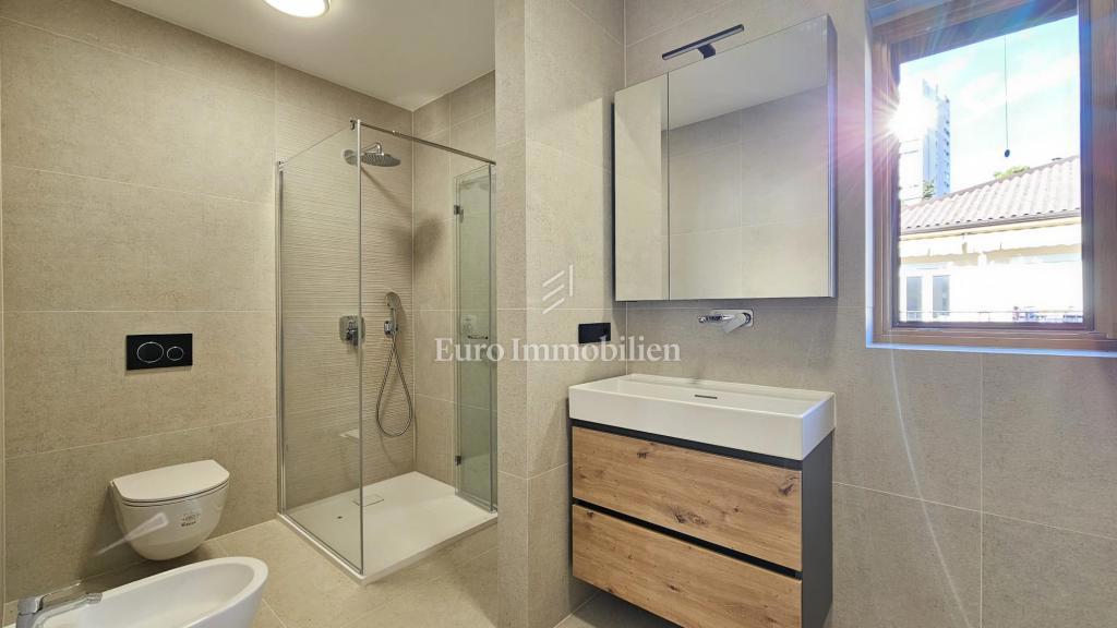 Luksuzni penthouse s teraso in 3 garažami