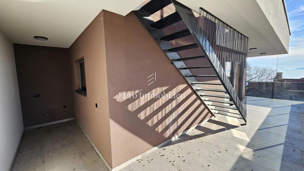 Luksuzni penthouse s teraso in 3 garažami