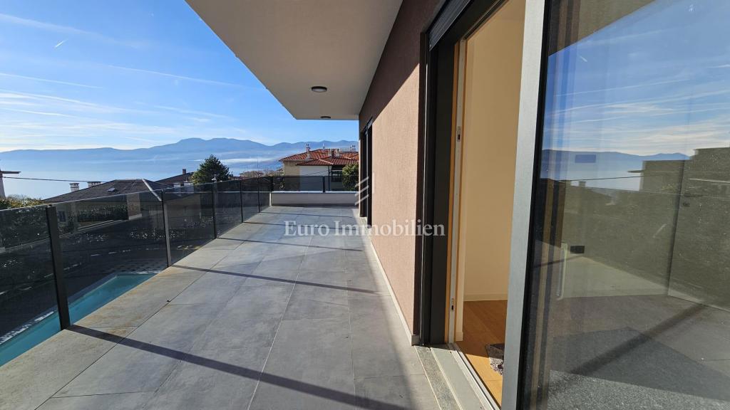 Luksuzni penthouse s teraso in 3 garažami