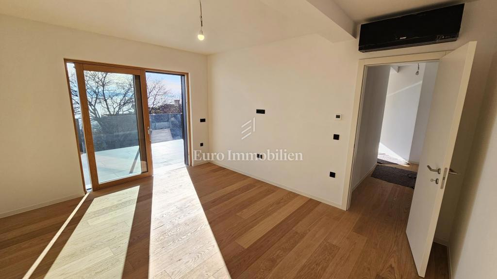 Luksuzni penthouse s teraso in 3 garažami