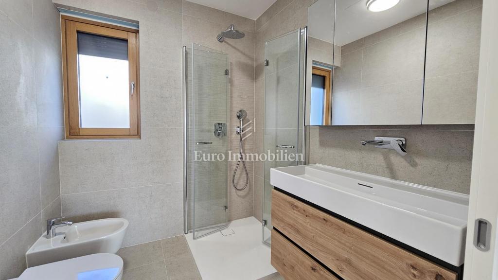 Luksuzni penthouse s teraso in 3 garažami