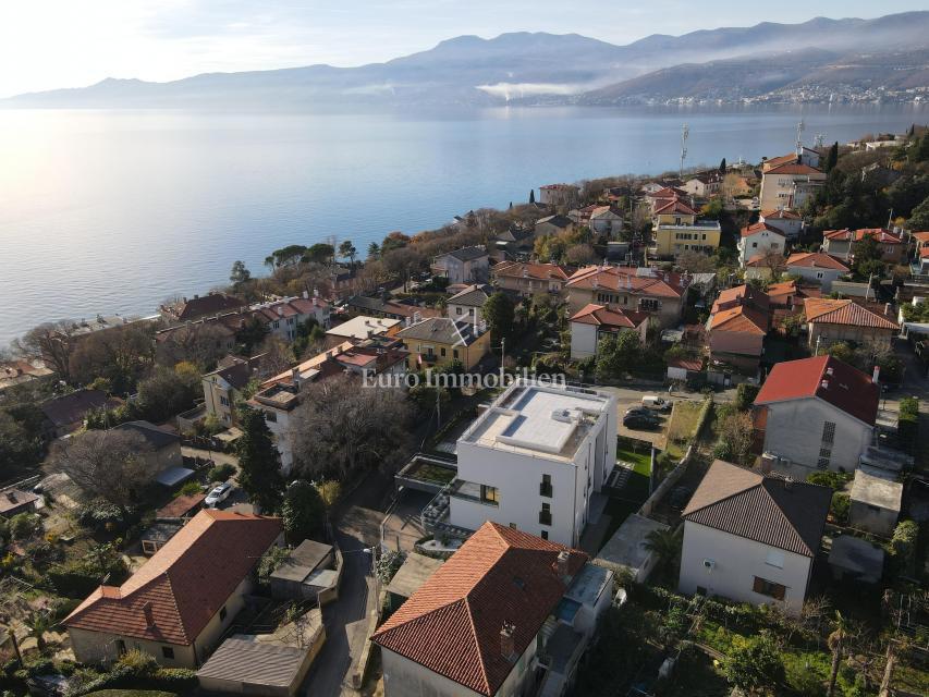 Luksuzni penthouse s teraso in 3 garažami