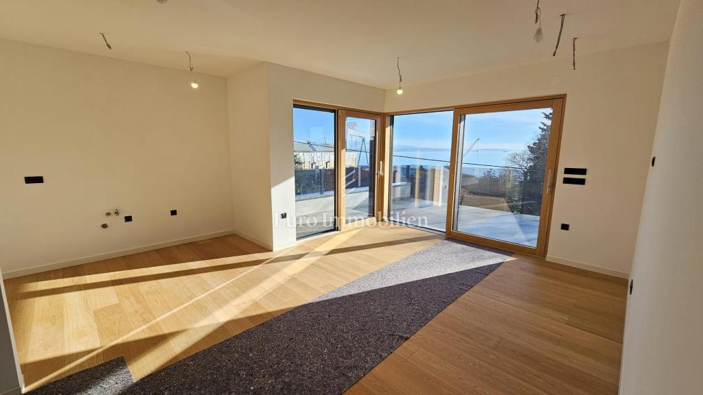 Luksuzni penthouse s teraso in 3 garažami