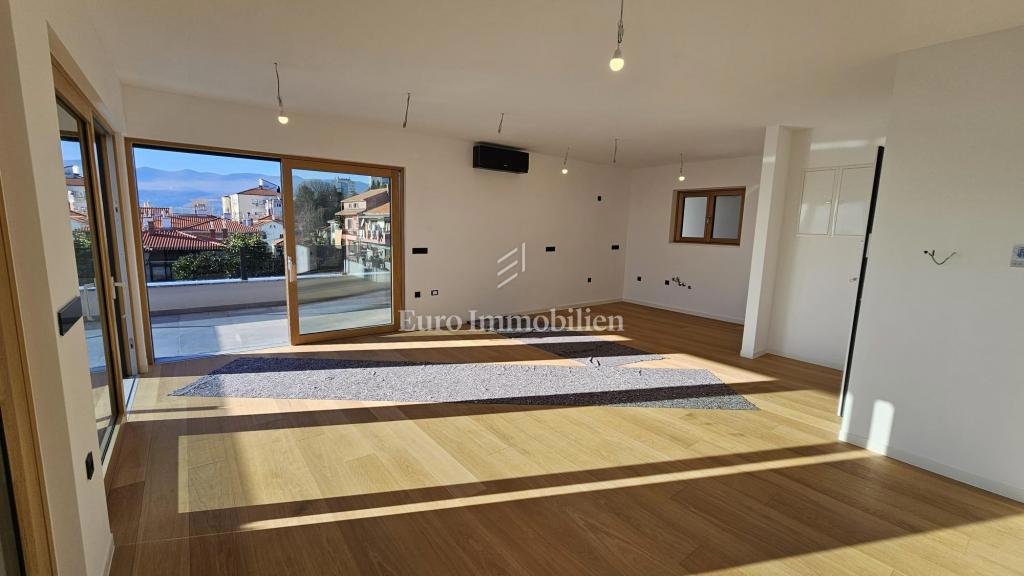 Luksuzni penthouse s teraso in 3 garažami