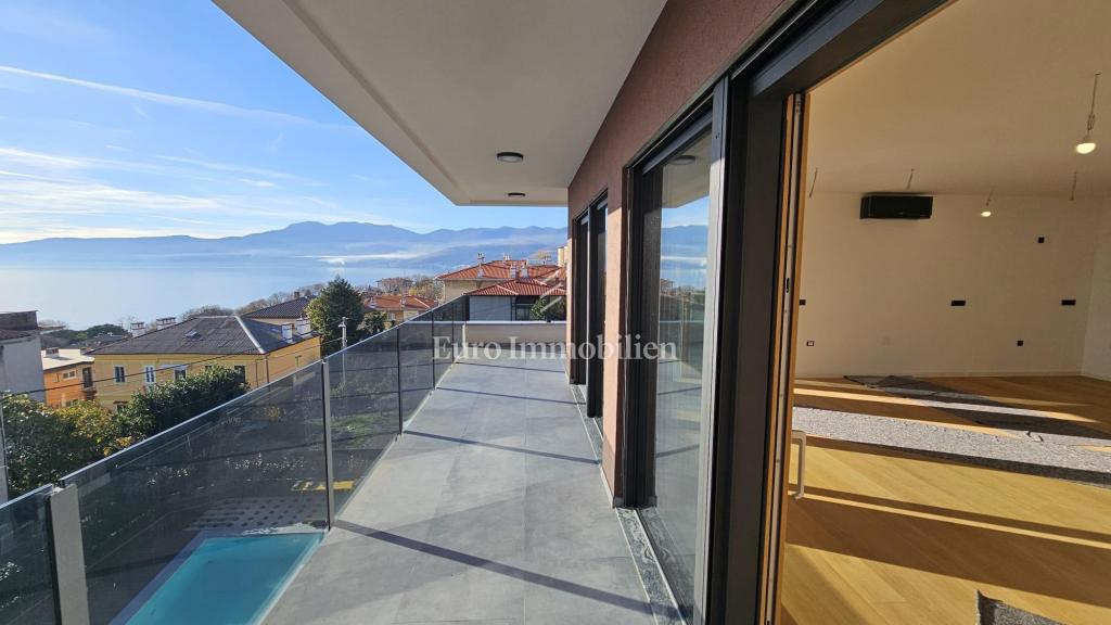 Luksuzni penthouse s teraso in 3 garažami