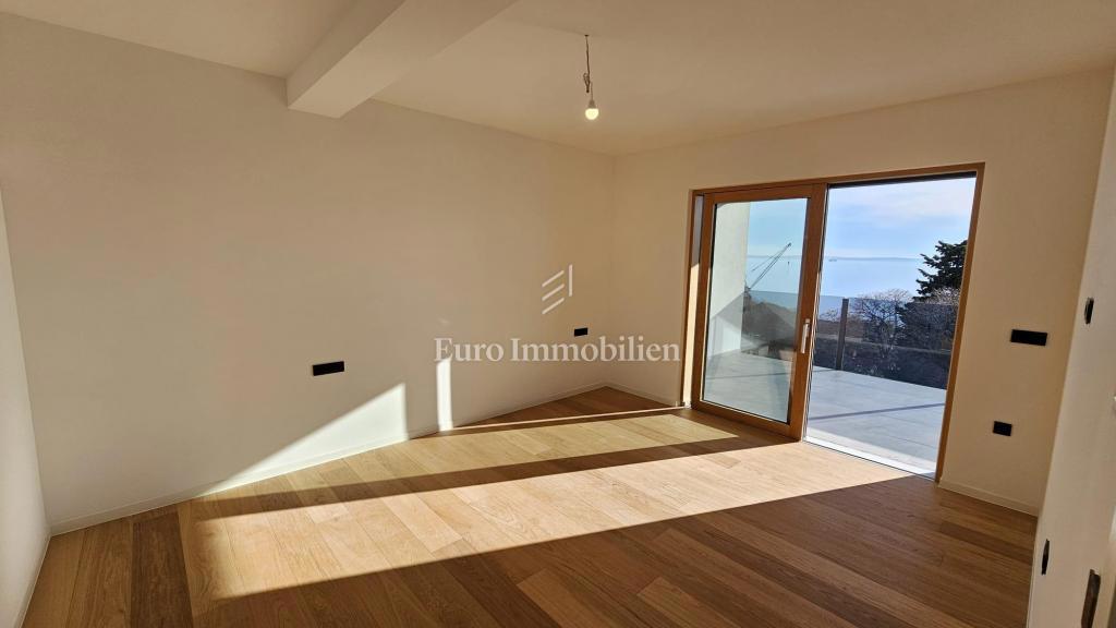 Luksuzni penthouse s teraso in 3 garažami