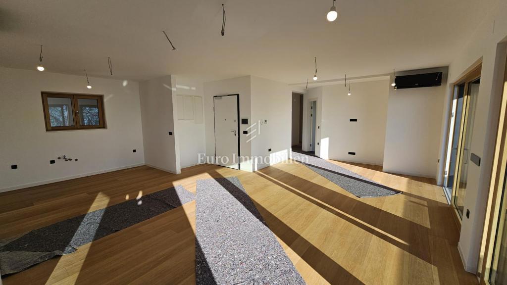 Luksuzni penthouse s teraso in 3 garažami