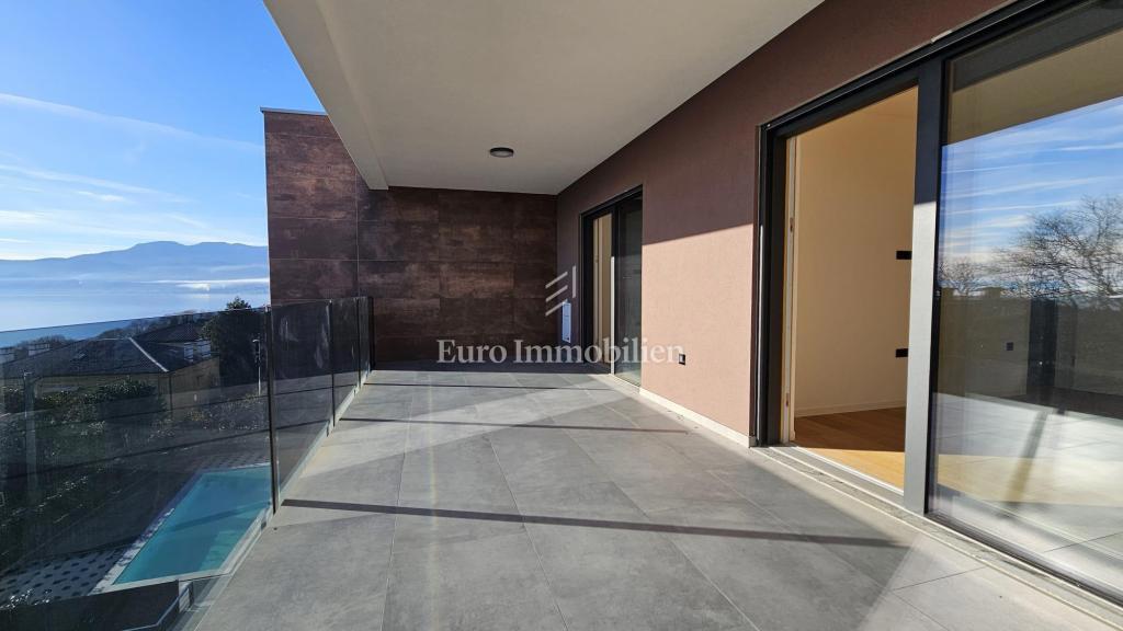 Luksuzni penthouse s teraso in 3 garažami