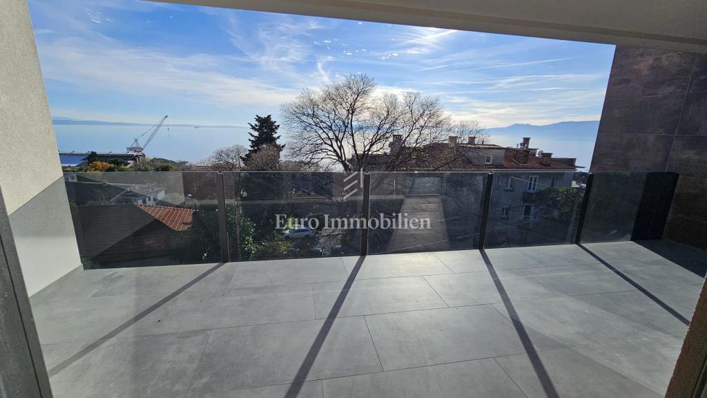 Luksuzni penthouse s teraso in 3 garažami