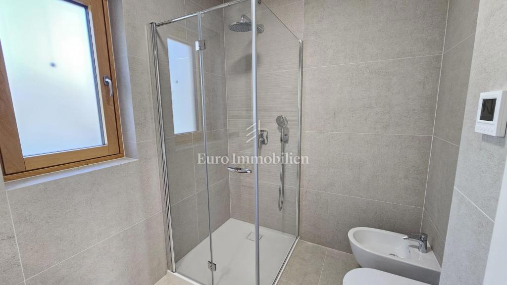 Luksuzni penthouse s teraso in 3 garažami