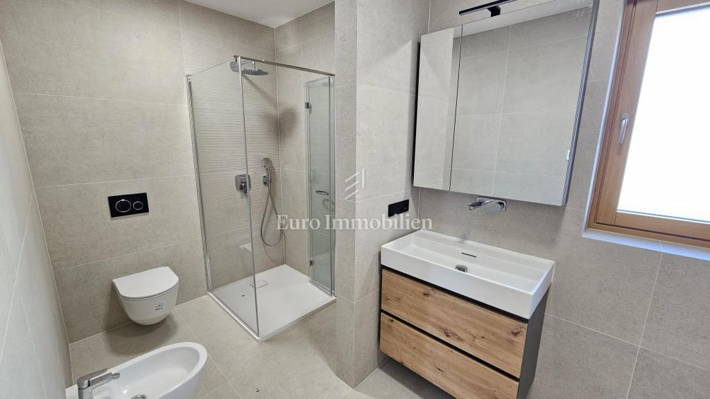 Luksuzni penthouse s teraso in 3 garažami