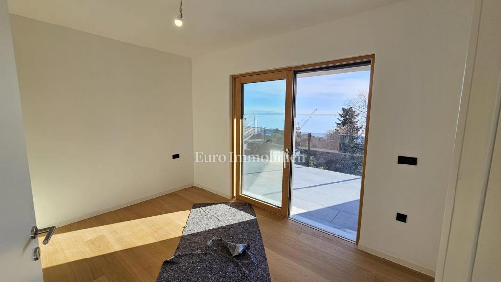 Luksuzni penthouse s teraso in 3 garažami