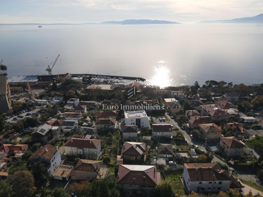 Luksuzni penthouse s teraso in 3 garažami