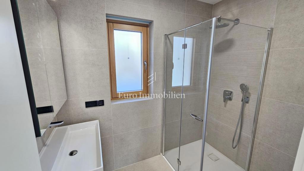 Luksuzni penthouse s teraso in 3 garažami