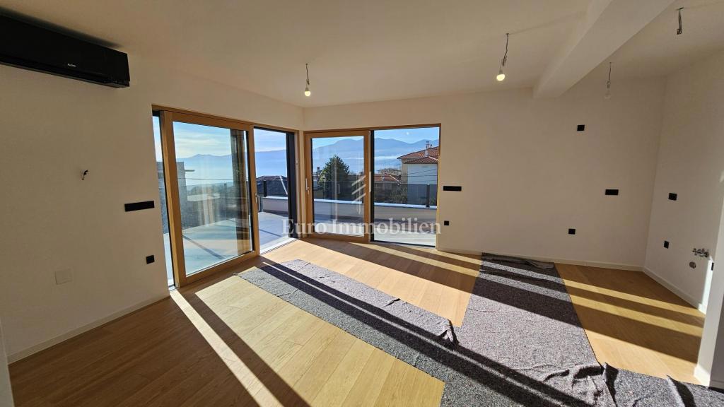 Luksuzni penthouse s teraso in 3 garažami